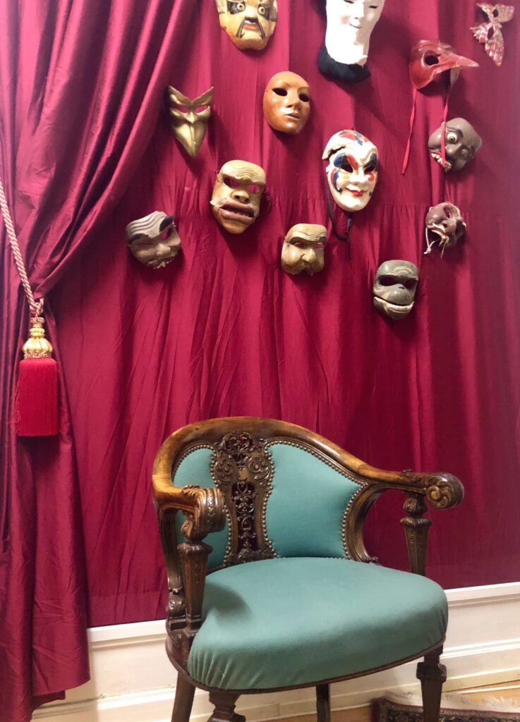 Aufnahme eines Sessels im Theatermuseum des Theaters Stok
